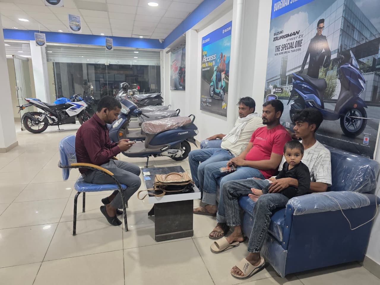 काशी-गोमती ज्वेलर्स में खरीदारी करते ग्राहक।