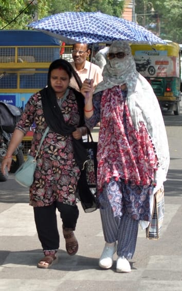 लखनऊ में रविवार को गर्मी से परेशान लोग। लखनऊ में रविवार को गर्मी से परेशान लोग।
