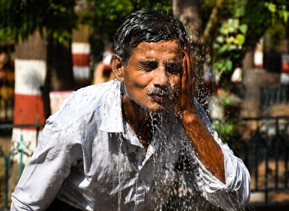 लखनऊ में रविवार को गर्मी से परेशान लोग। लखनऊ में रविवार को गर्मी से परेशान लोग।