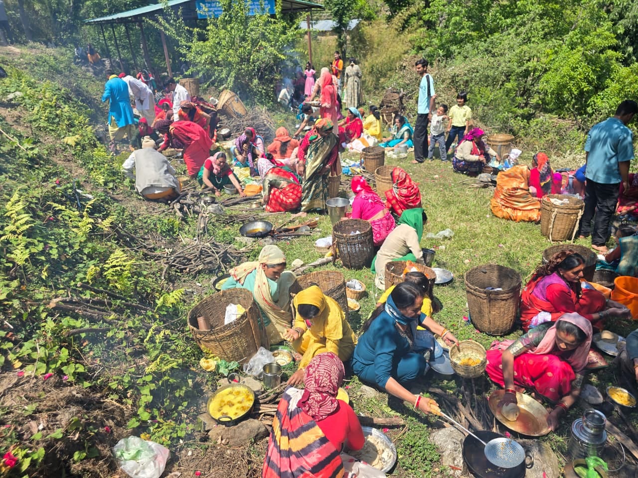 मक्कूमठ में भक्तों को दर्शन देती तुंगनाथ की उत्सव डोली। संवाद