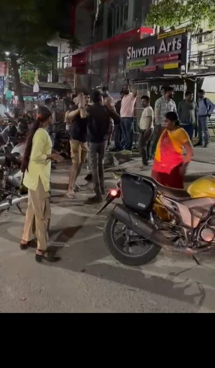 मारपीट में घायल लोग व घटना की फुटेज। मारपीट में घायल लोग व घटना की फुटेज।