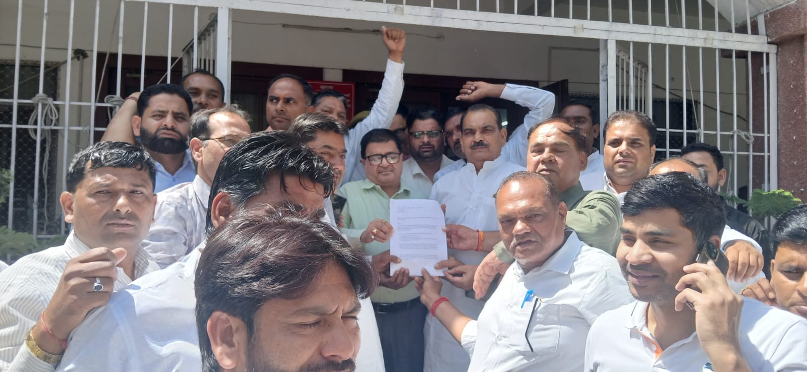 मेरठ-----कलेक्ट्रेट में प्रधान संगठन के पदाधिकारी डीएम को ज्ञापन देने पहुंचे मेरठ-----कलेक्ट्रेट में प्रधान संगठन के पदाधिकारी डीएम को ज्ञापन देने पहुंचे