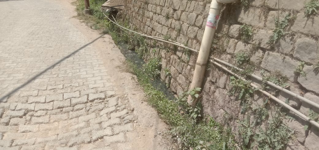 नाहन के वार्ड नंबर 6 में पुलिस थाने के सामने वाली सड़क पर पड़े गड्ढे। संवाद नाहन के वार्ड नंबर 6 में पुलिस थाने के सामने वाली सड़क पर पड़े गड्ढे। संवाद