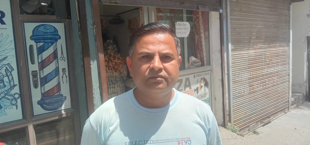 नाहन के वार्ड नंबर 6 में पुलिस थाने के सामने वाली सड़क पर पड़े गड्ढे। संवाद नाहन के वार्ड नंबर 6 में पुलिस थाने के सामने वाली सड़क पर पड़े गड्ढे। संवाद