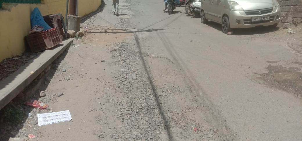 नाहन के वार्ड नंबर 6 में पुलिस थाने के सामने वाली सड़क पर पड़े गड्ढे। संवाद नाहन के वार्ड नंबर 6 में पुलिस थाने के सामने वाली सड़क पर पड़े गड्ढे। संवाद