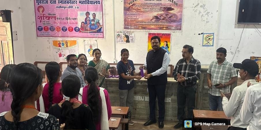 पलिया जिला पंचायत विद्यालय में हुई पोस्टर प्रतियोगिता के प्रतिभागी और शिक्षक। स्रोत: विद्यालय पलिया जिला पंचायत विद्यालय में हुई पोस्टर प्रतियोगिता के प्रतिभागी और शिक्षक। स्रोत: विद्यालय