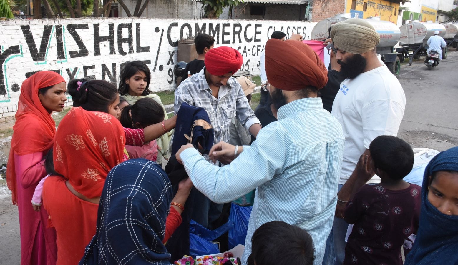 पीड़ितों की मदद करते समाजसेवी।