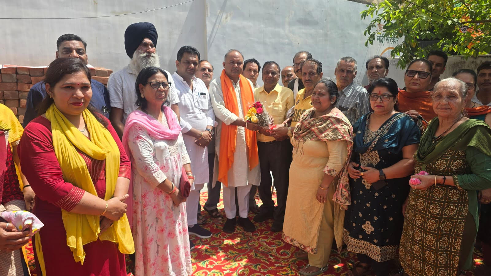 शाहाबाद। भाजपा नेता सुभाष कलसाना का स्वागत करते भाजपा मंडल सह-संयोजक प्रदीप सपड़ा व अन्य। विज्ञ