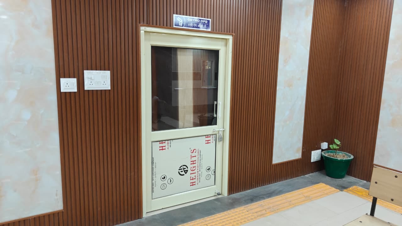 शहर के नागरिक अस्पताल में ओपीडी पर्ची कटवाते हुए। संवाद