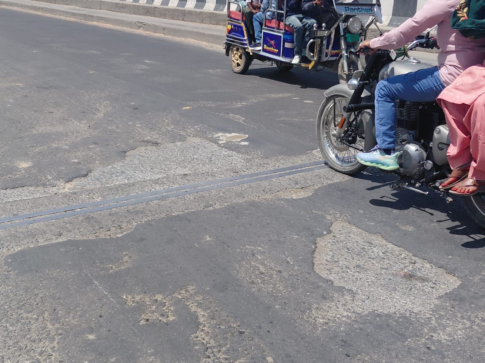 शहर से सटे इलाके में पीलीभीत-टनकपुर हाईवे पर गड्ढे से बचकर गुजरता वाहन। संवाद