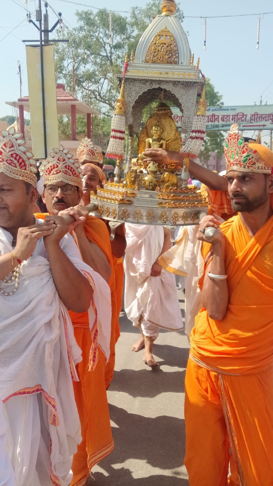 श्वेतांबर मंदिर में निकाली गई वर घोड़ा यात्रा में शामिल श्रद्धालु स्रोत संवाद श्वेतांबर मंदिर में निकाली गई वर घोड़ा यात्रा में शामिल श्रद्धालु स्रोत संवाद