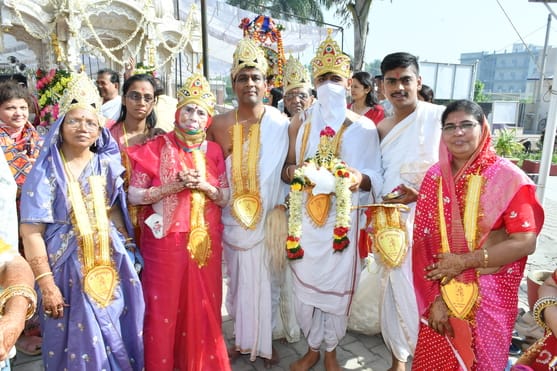 श्वेतांबर मंदिर में निकाली गई वर घोड़ा यात्रा में शामिल श्रद्धालु स्रोत संवाद श्वेतांबर मंदिर में निकाली गई वर घोड़ा यात्रा में शामिल श्रद्धालु स्रोत संवाद