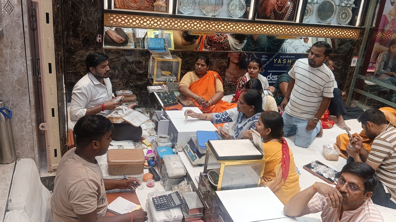 त्रिमोहानी स्थित जेवरकोठी में अक्षय तृतीया पर आभूषण की खरीदारी करती महिलाएं।-संवाद।