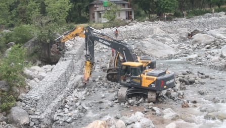 धर्मशाला के भटेहड़ में मांझी खड्ड में तटीकरण के चलते किया जा रहे क्रेट वॉल के कारण खाली हुई खड् धर्मशाला के भटेहड़ में मांझी खड्ड में तटीकरण के चलते किया जा रहे क्रेट वॉल के कारण खाली हुई खड्
