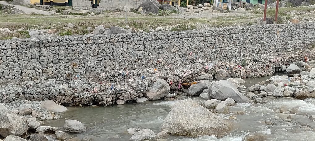 धर्मशाला के भटेहड़ में मांझी खड्ड में तटीकरण के चलते किया जा रहे क्रेट वॉल के कारण खाली हुई खड् धर्मशाला के भटेहड़ में मांझी खड्ड में तटीकरण के चलते किया जा रहे क्रेट वॉल के कारण खाली हुई खड्