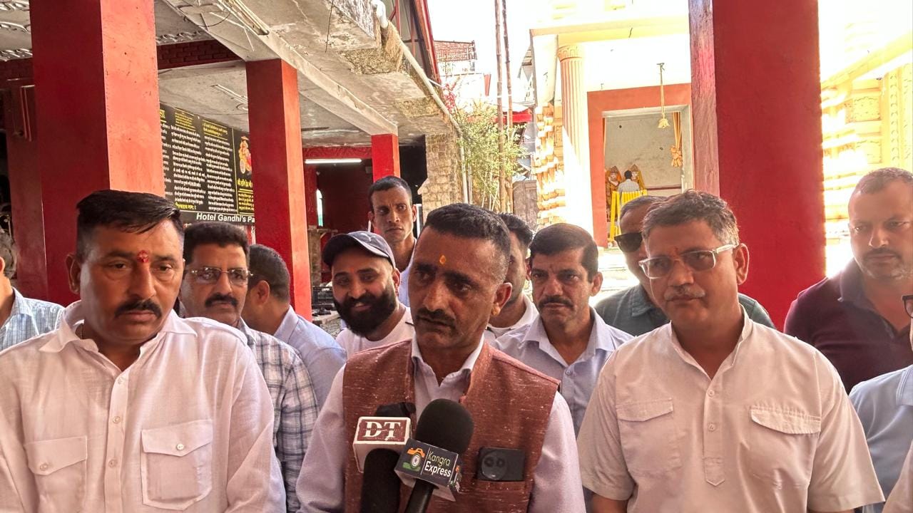 धर्मशाला के उपायुक्त कार्यालय में मिलने पहुंचे कर्मशियल वाहन चालक संघर्ष समिति के सदस्य। संवाद धर्मशाला के उपायुक्त कार्यालय में मिलने पहुंचे कर्मशियल वाहन चालक संघर्ष समिति के सदस्य। संवाद