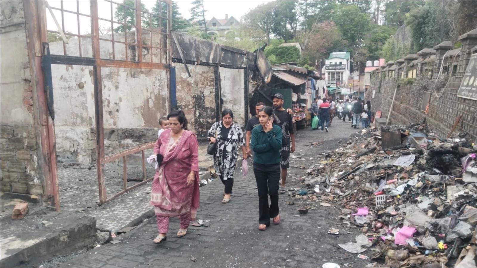 वीकेंड पर कसौली मार्केट में घूमते पर्यटक। संवाद