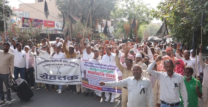 05-रोहतक के मानसरोवर पार्क स्थित मुख्य दमकल केंद्र पर हड़ताल के दौरान प्रदर्शन करते अश्निशमन 