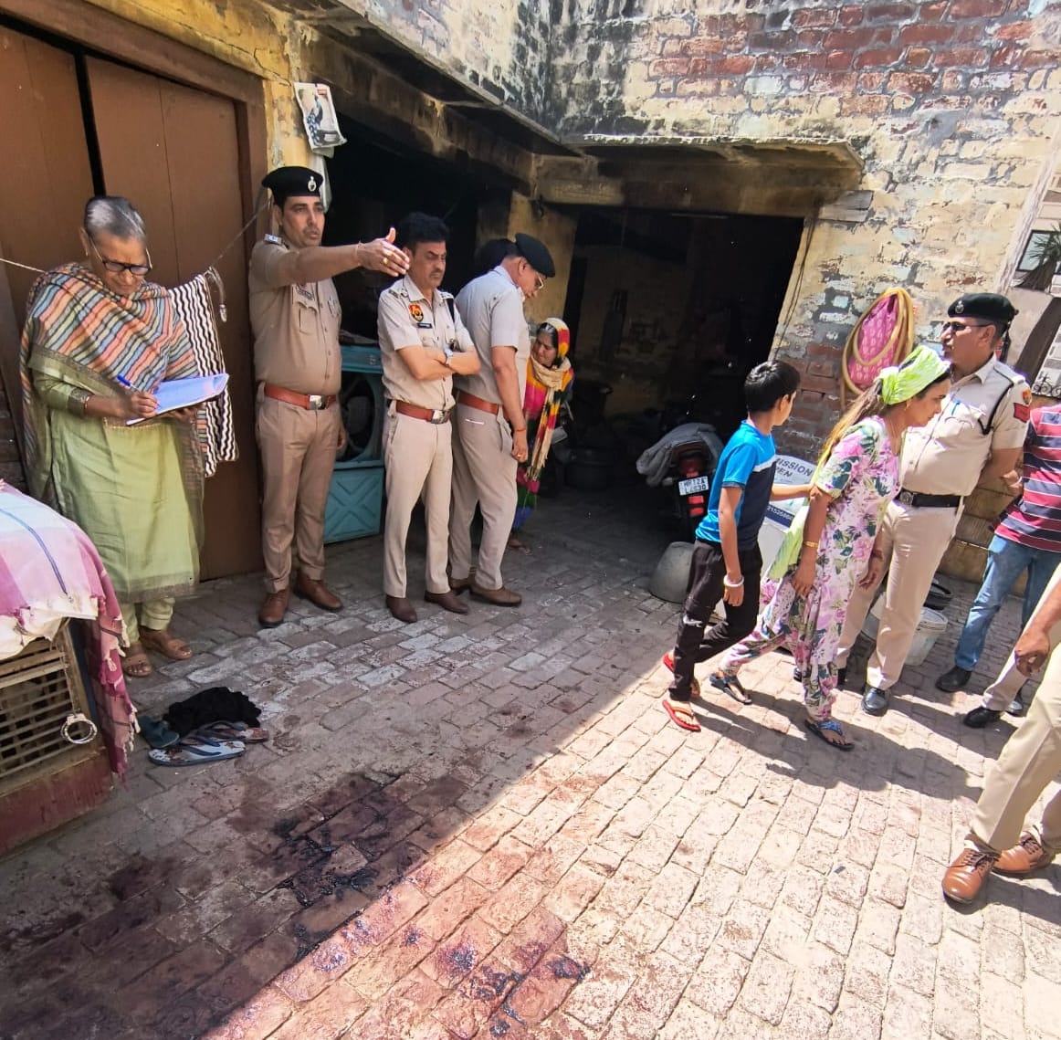 11-पीजीआई डेड हाउस के बाहर परिजनों के बयान दर्ज करती पुलिस। संवाद