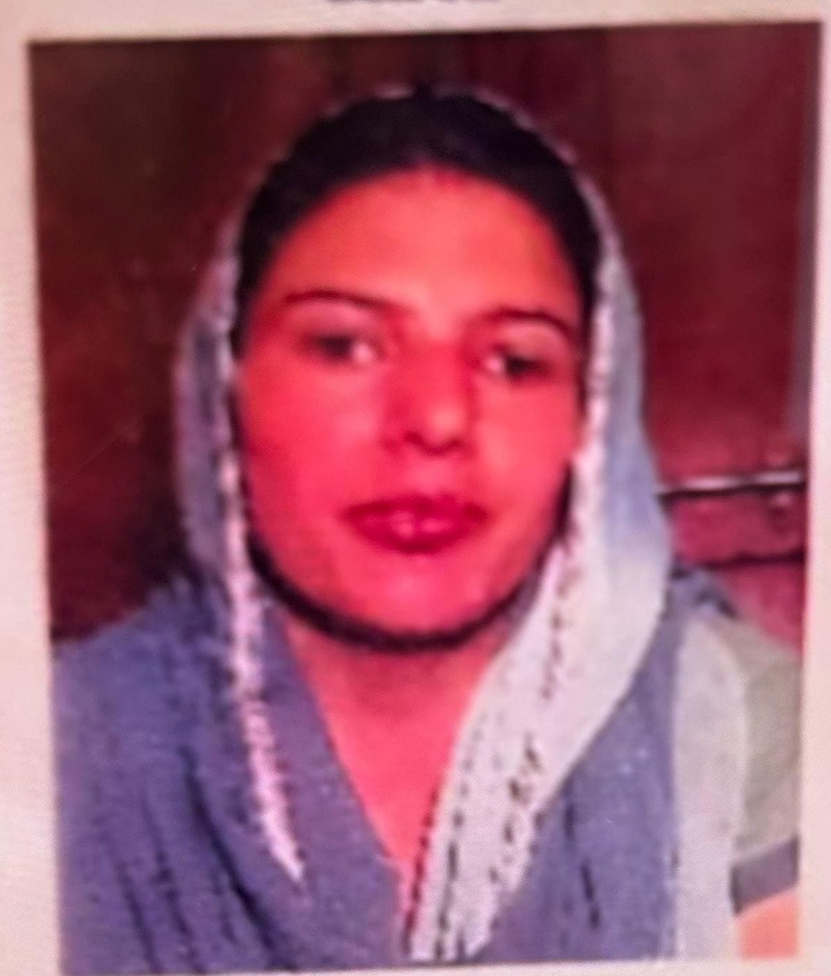 11-पीजीआई डेड हाउस के बाहर परिजनों के बयान दर्ज करती पुलिस। संवाद