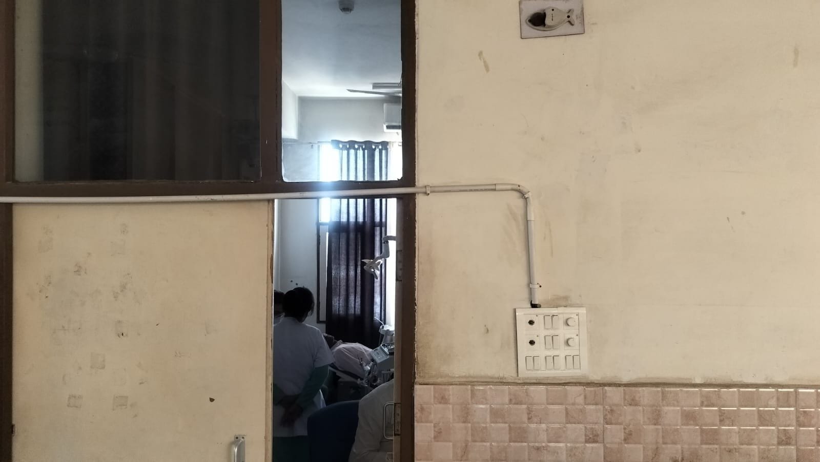 20जेएनडी22: नागरिक अस्पताल में लाइट जाने के बाद चिकित्सक के कमरे में छाया अंधेरा। संवाद 20जेएनडी22: नागरिक अस्पताल में लाइट जाने के बाद चिकित्सक के कमरे में छाया अंधेरा। संवाद