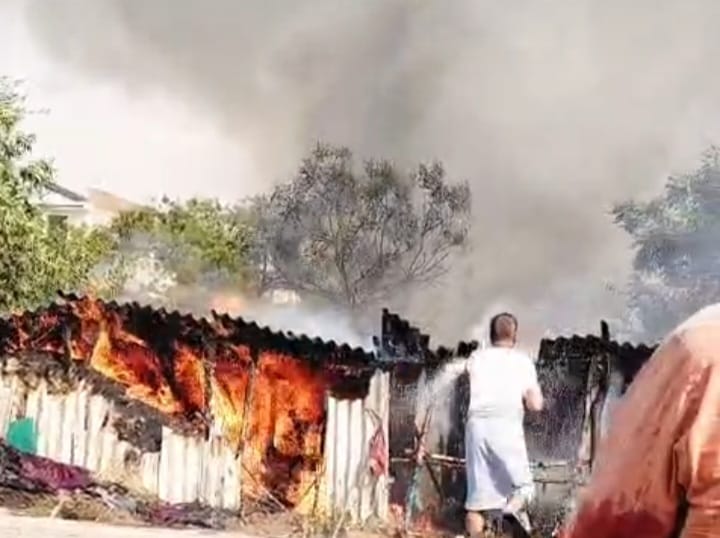 आग बुझाते ग्रामीण।