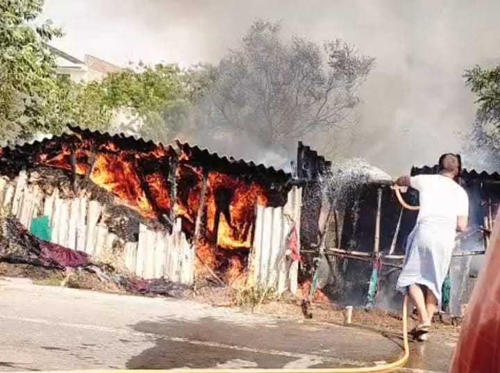 आग बुझाते ग्रामीण।