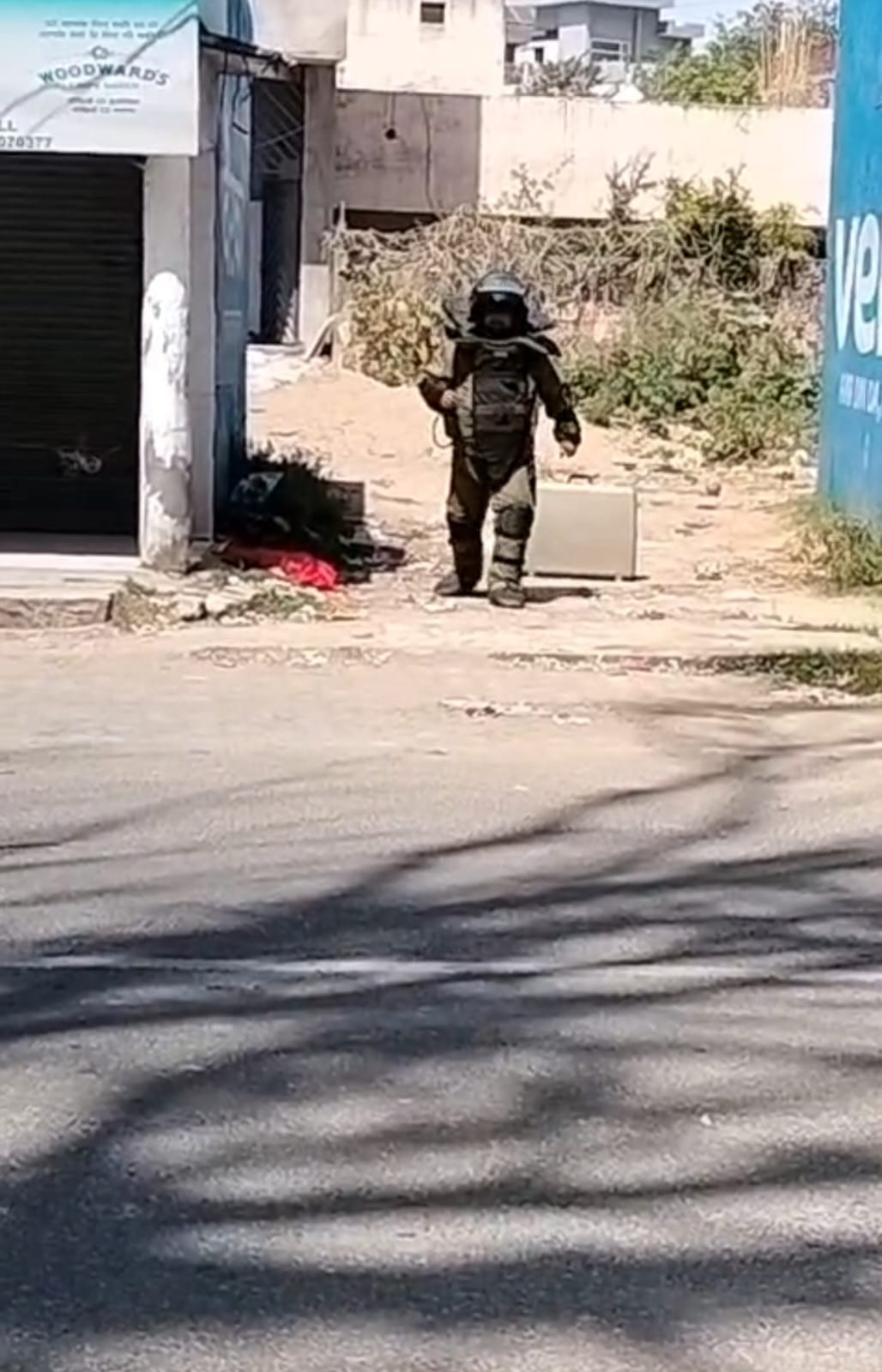 अंबाला सिटी पुलिस लाइन के मुख्य बाजार के पास मिली अटैची की खोजी कुत्ते के साथ जांच करते हुए पु