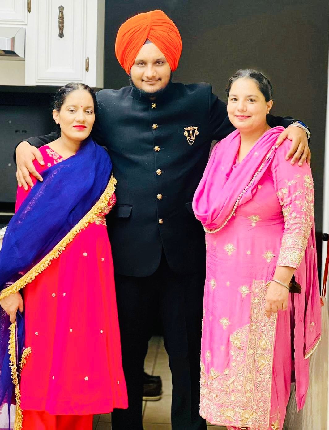 अपनी बहनों के साथ सिमरनजीत सिंह।