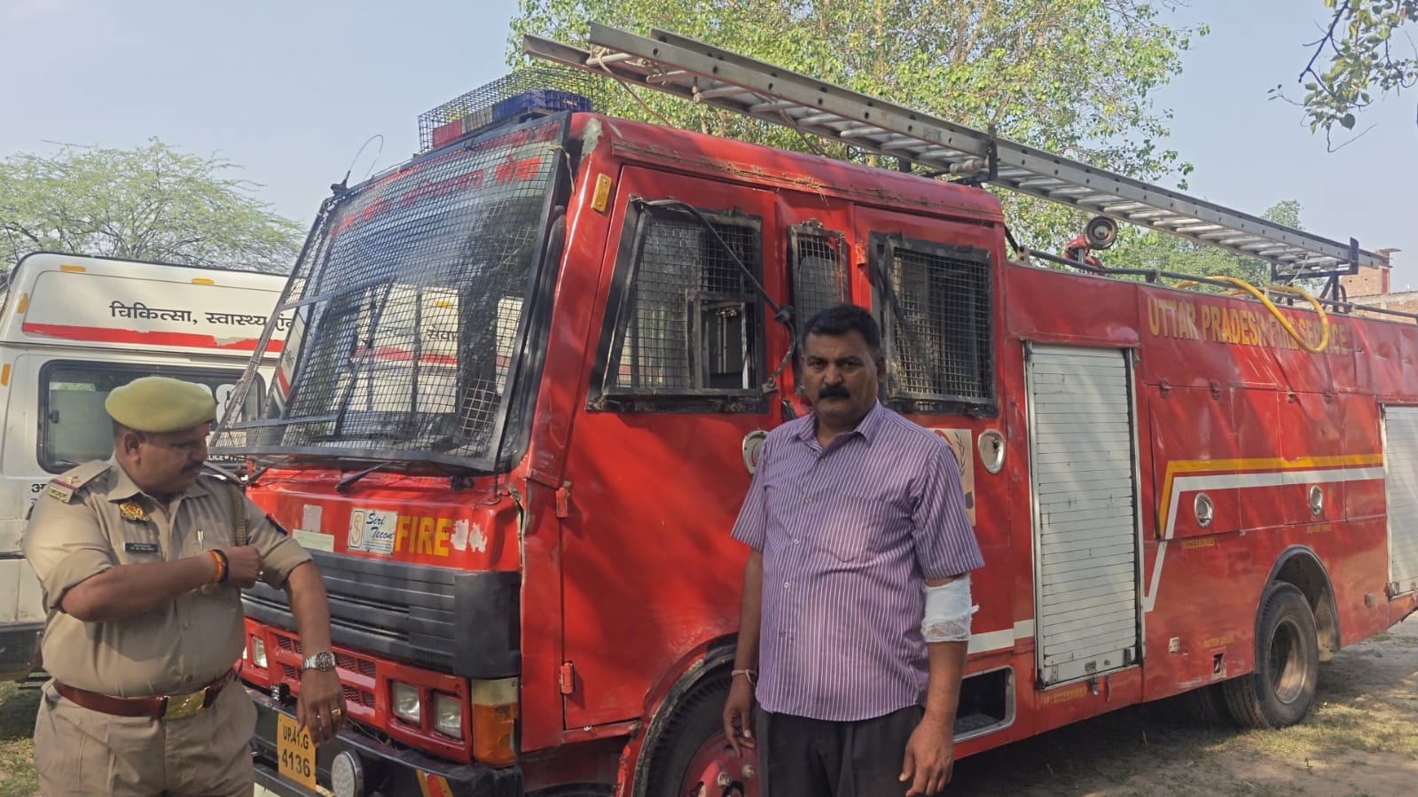 बिसनामऊ मोड़ पर पलटी पड़ी फायर ब्रिगेड की गाड़ी। संवाद