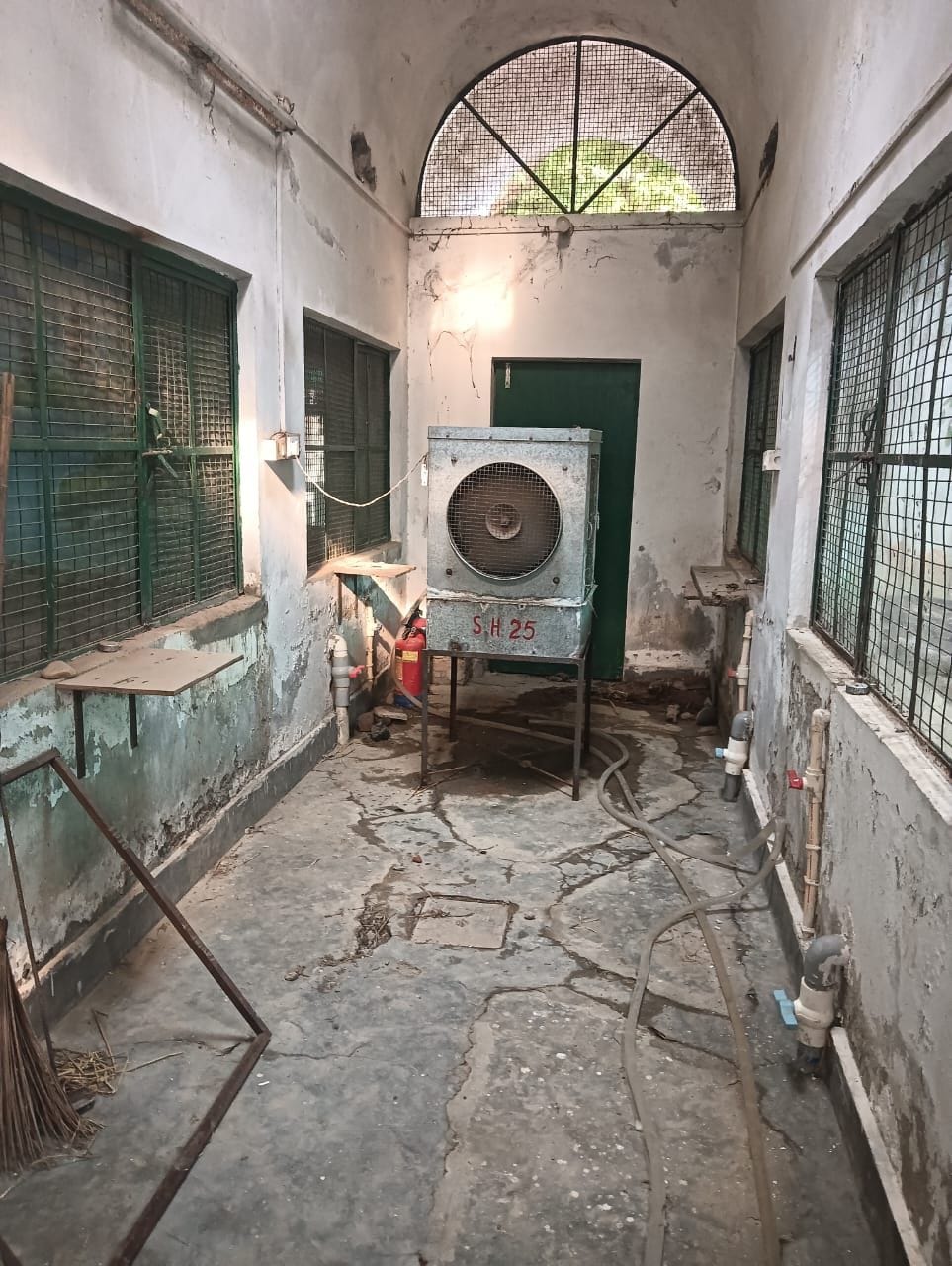 चिड़ियाघर में की गई व्यवस्था। चिड़ियाघर में की गई व्यवस्था।