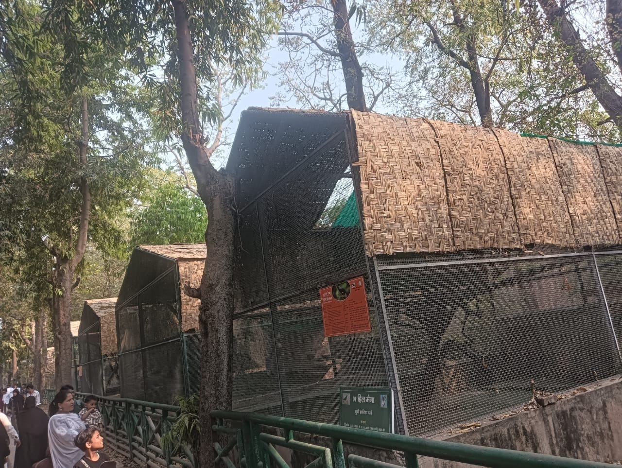 चिड़ियाघर में की गई व्यवस्था। चिड़ियाघर में की गई व्यवस्था।