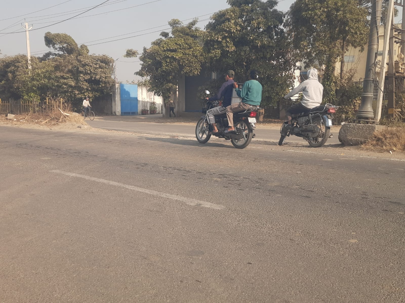 छछरौली रोड पर बने अवैध कट से गुजरते वाहन। संवाद