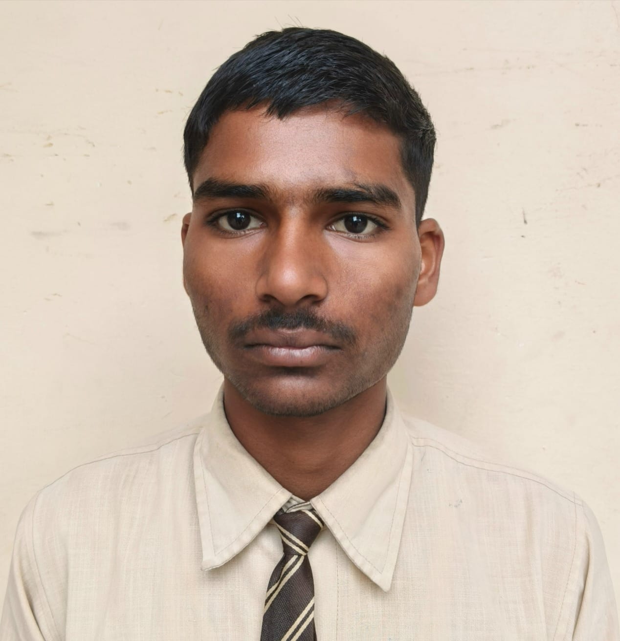 फोटो-10- अर्पित पटेल को मिठाई खिलाकर खुशी का मनाते माता-पिता। संवाद