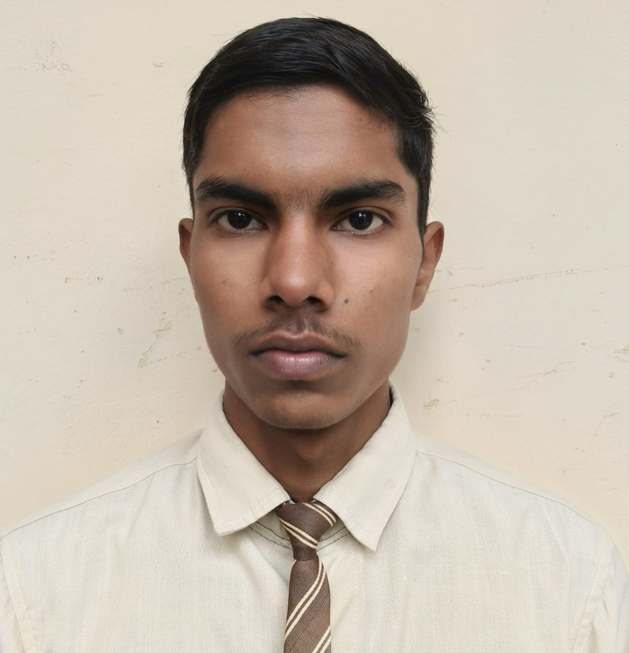 फोटो-10- अर्पित पटेल को मिठाई खिलाकर खुशी का मनाते माता-पिता। संवाद