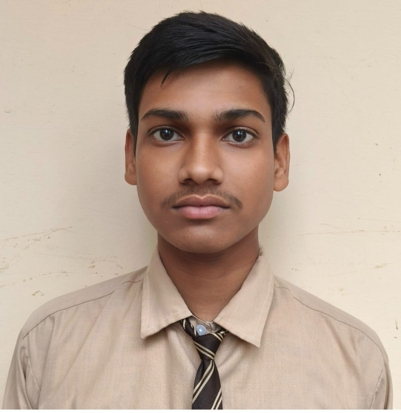 फोटो-10- अर्पित पटेल को मिठाई खिलाकर खुशी का मनाते माता-पिता। संवाद