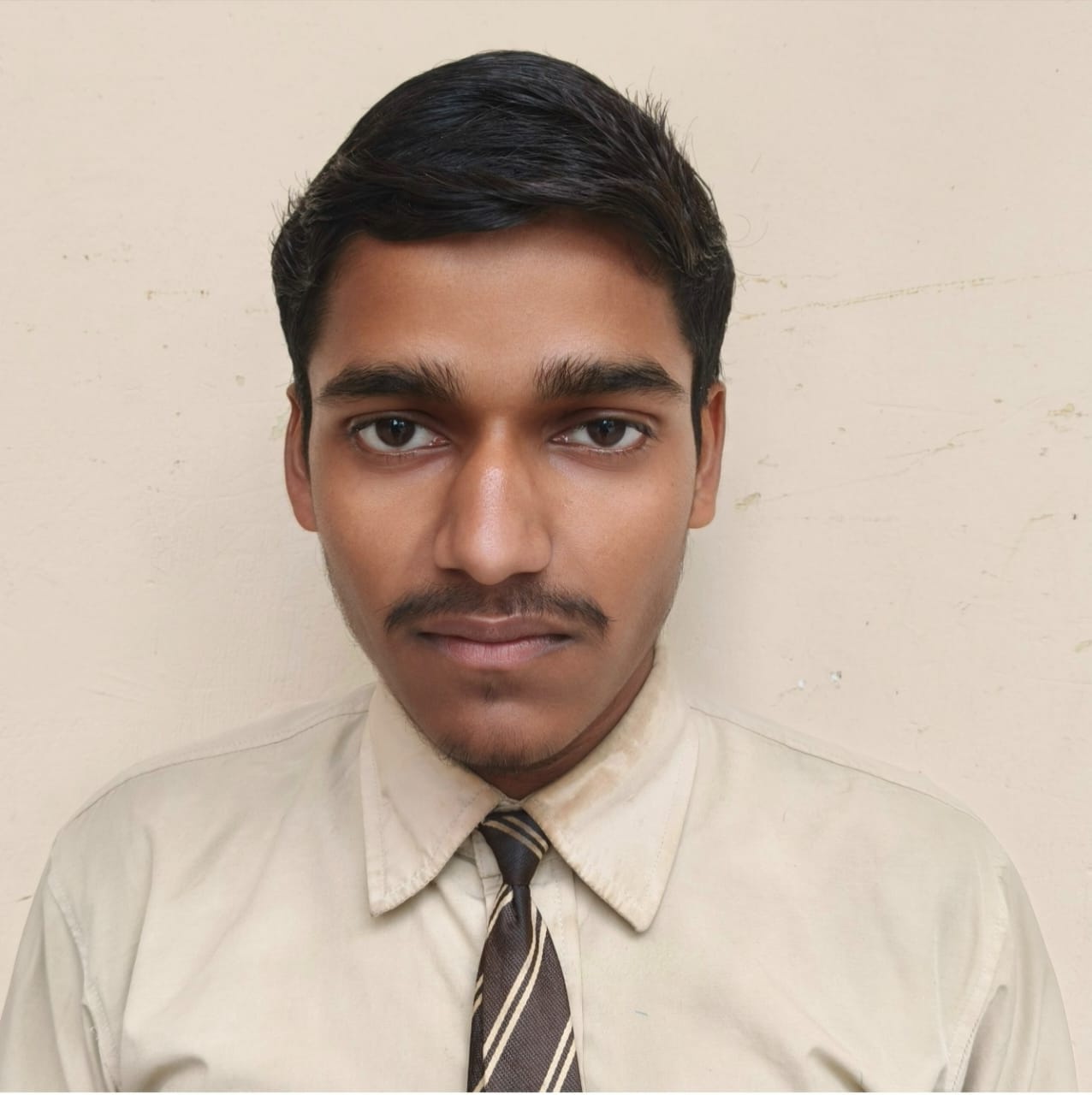 फोटो-10- अर्पित पटेल को मिठाई खिलाकर खुशी का मनाते माता-पिता। संवाद