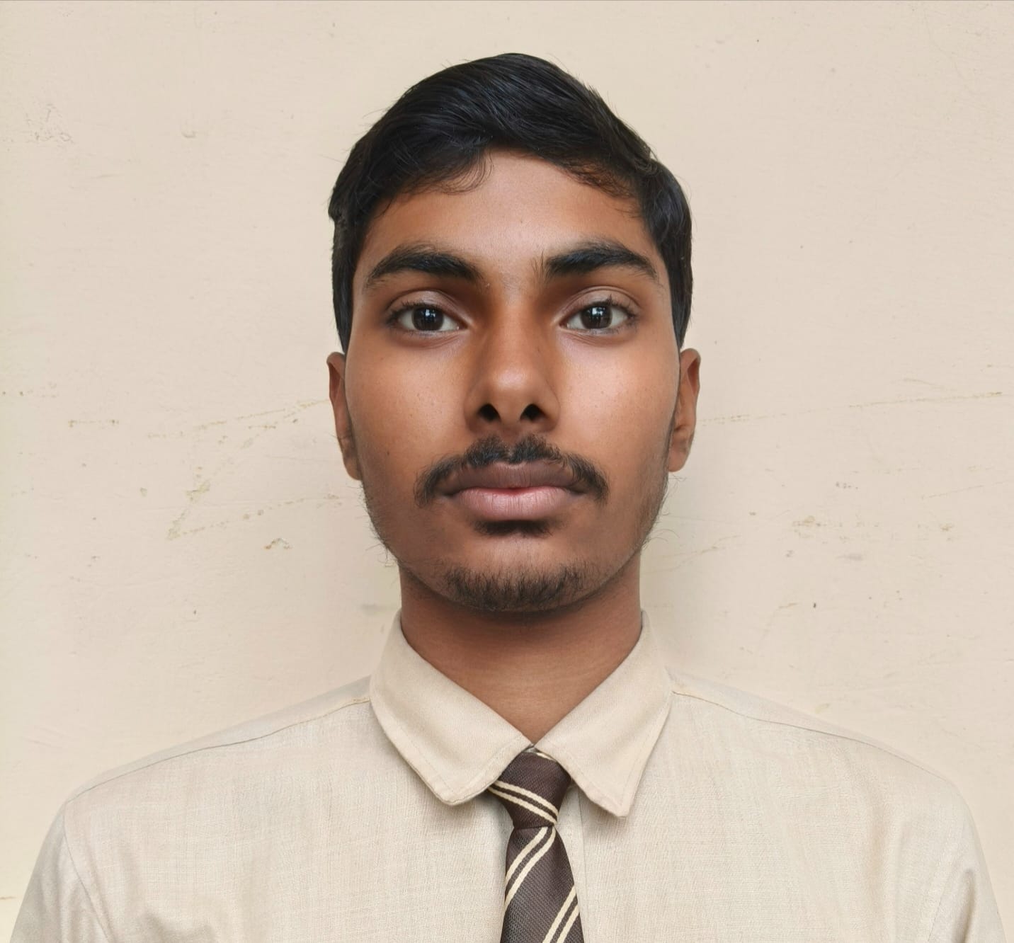 फोटो-10- अर्पित पटेल को मिठाई खिलाकर खुशी का मनाते माता-पिता। संवाद