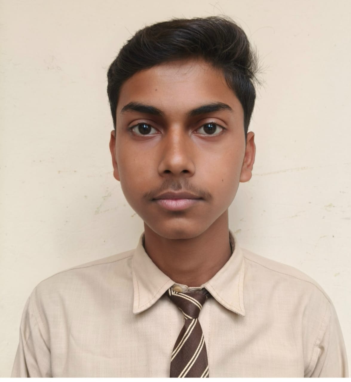 फोटो-10- अर्पित पटेल को मिठाई खिलाकर खुशी का मनाते माता-पिता। संवाद