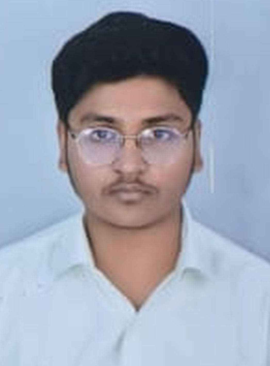 फोटो-10- अर्पित पटेल को मिठाई खिलाकर खुशी का मनाते माता-पिता। संवाद