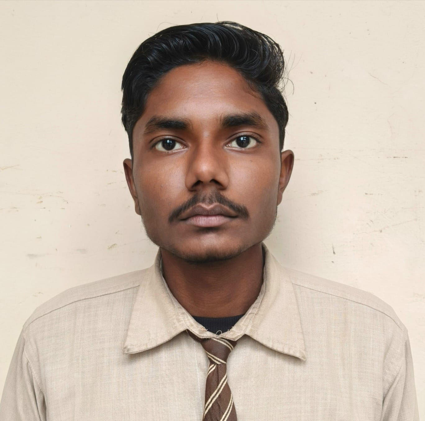 फोटो-10- अर्पित पटेल को मिठाई खिलाकर खुशी का मनाते माता-पिता। संवाद