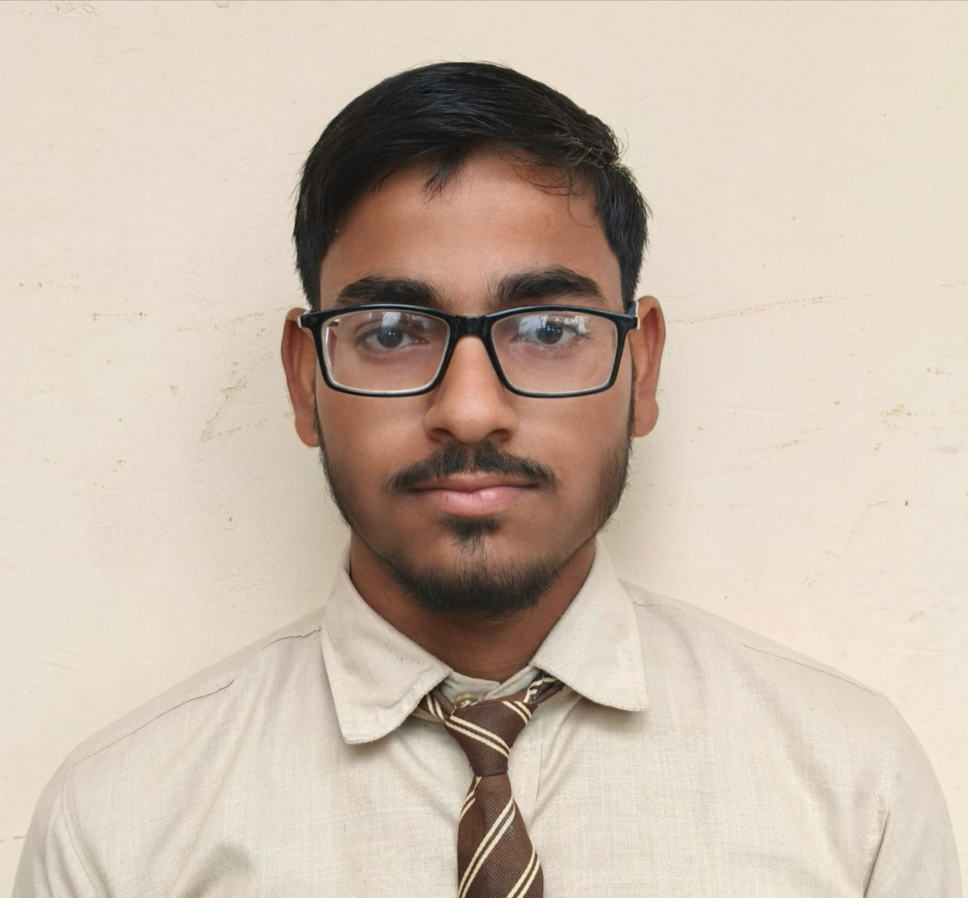 फोटो-10- अर्पित पटेल को मिठाई खिलाकर खुशी का मनाते माता-पिता। संवाद