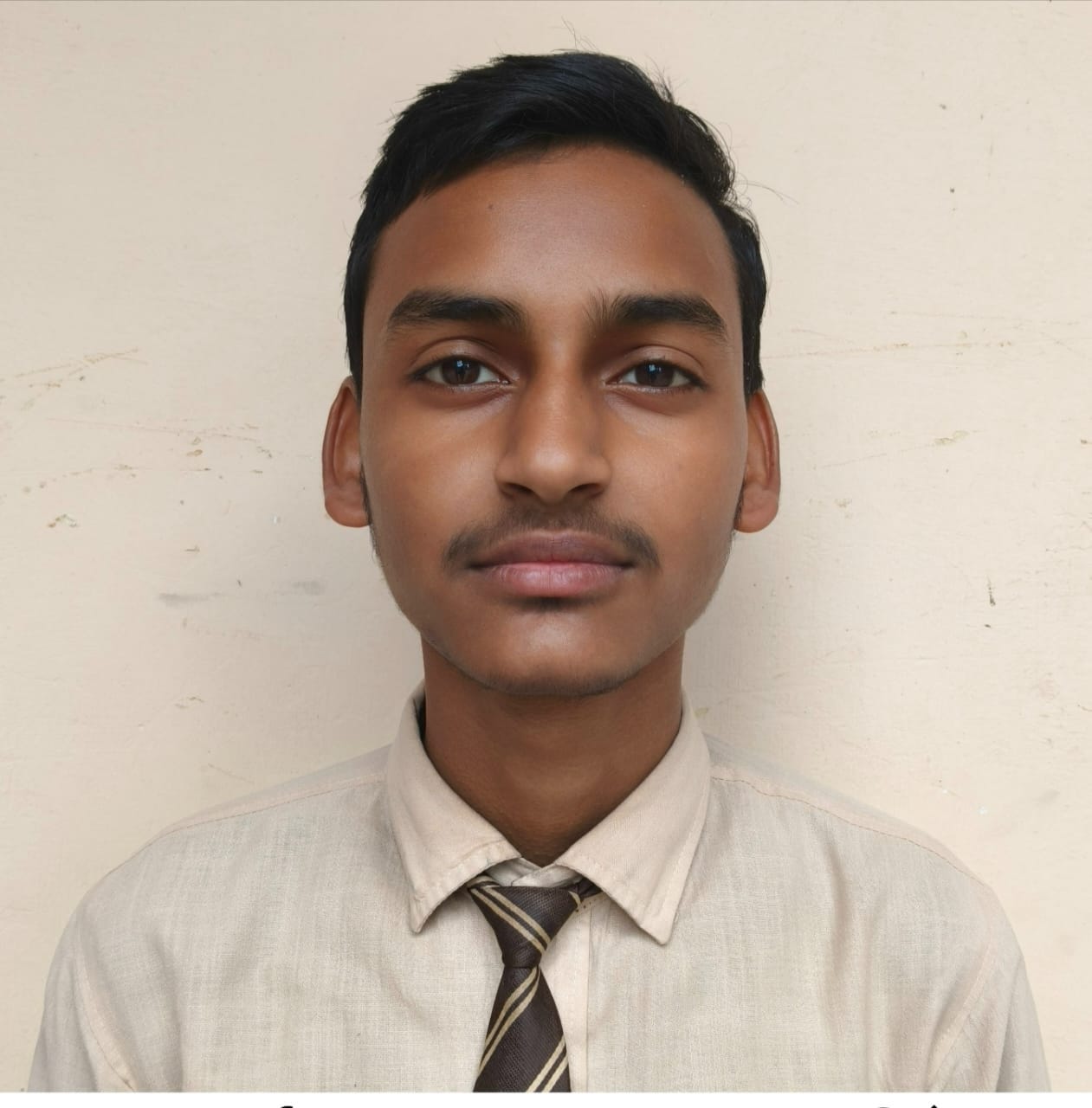 फोटो-10- अर्पित पटेल को मिठाई खिलाकर खुशी का मनाते माता-पिता। संवाद