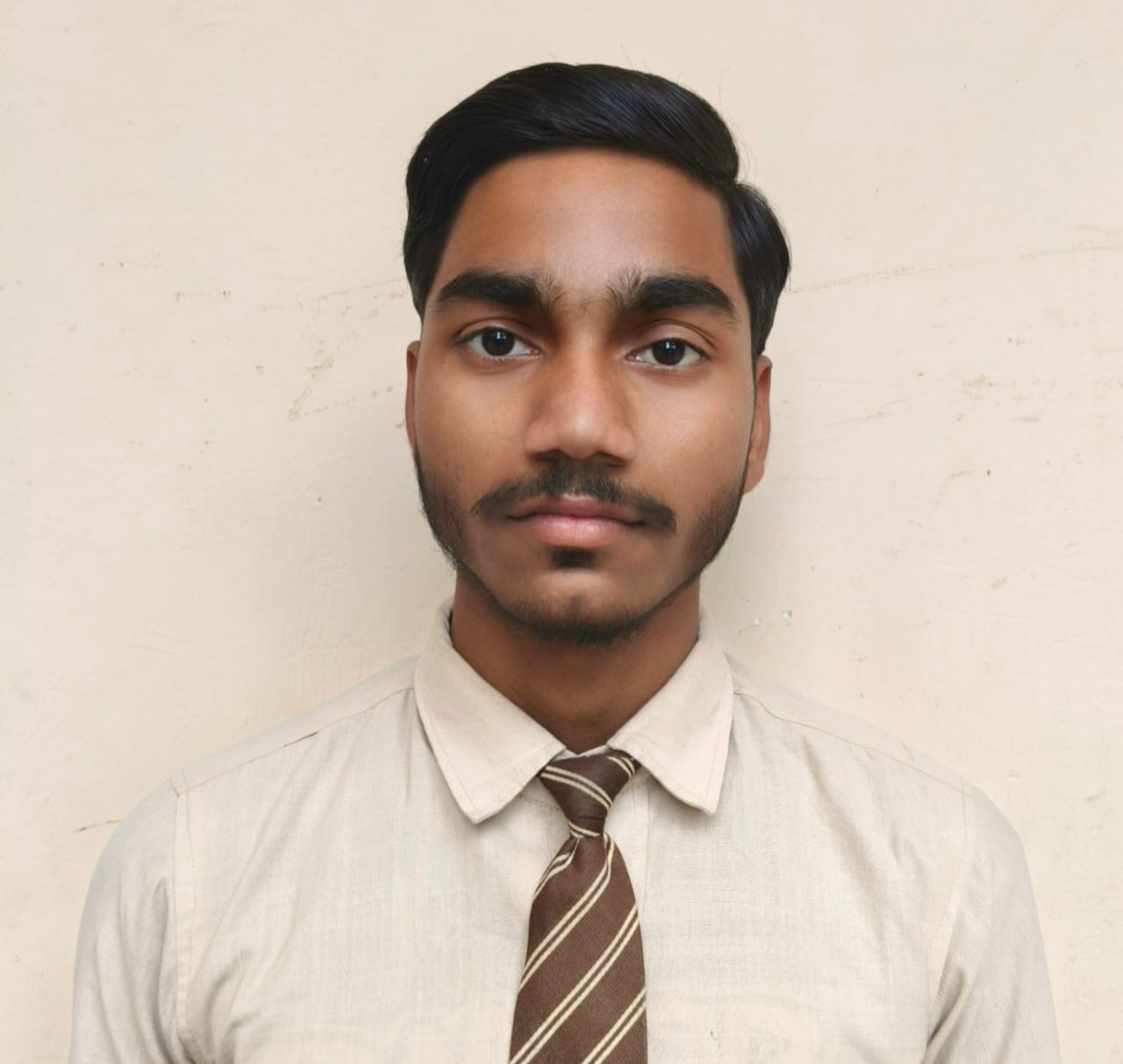 फोटो-10- अर्पित पटेल को मिठाई खिलाकर खुशी का मनाते माता-पिता। संवाद