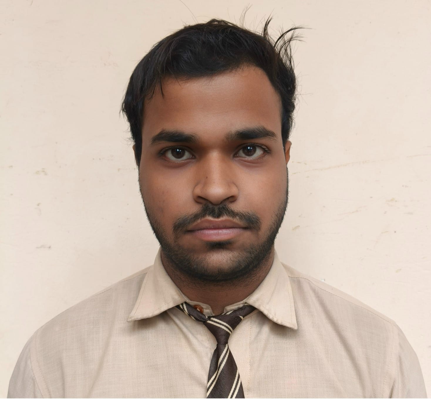 फोटो-10- अर्पित पटेल को मिठाई खिलाकर खुशी का मनाते माता-पिता। संवाद