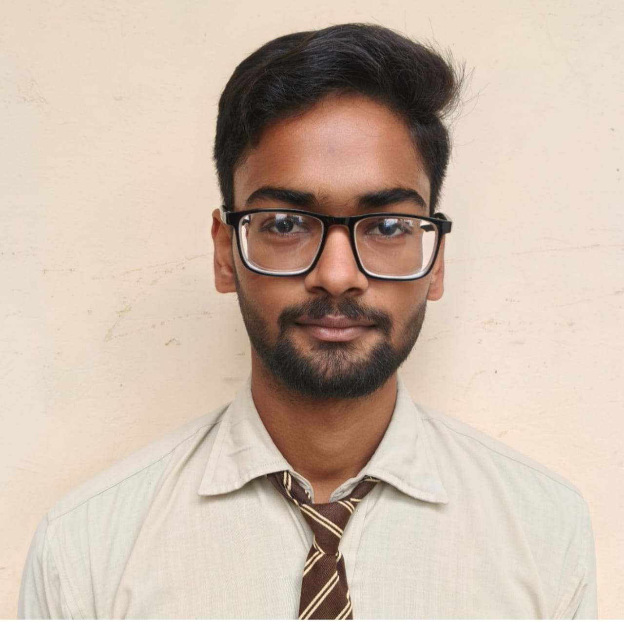 फोटो-10- अर्पित पटेल को मिठाई खिलाकर खुशी का मनाते माता-पिता। संवाद