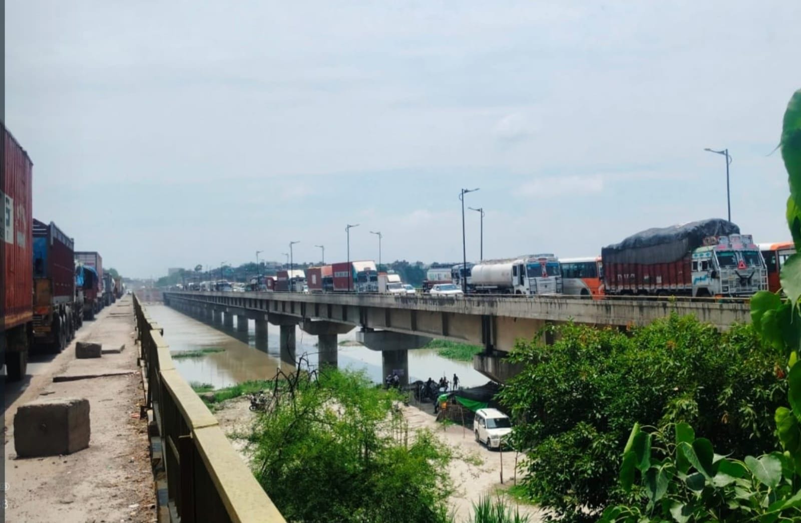 फोटो-14-नवनिर्मित कानपुर-लखनऊ एक्सप्रेसवे से सफर के लिए आजाद मार्ग चौराहा के पास बना टोल बैरिया