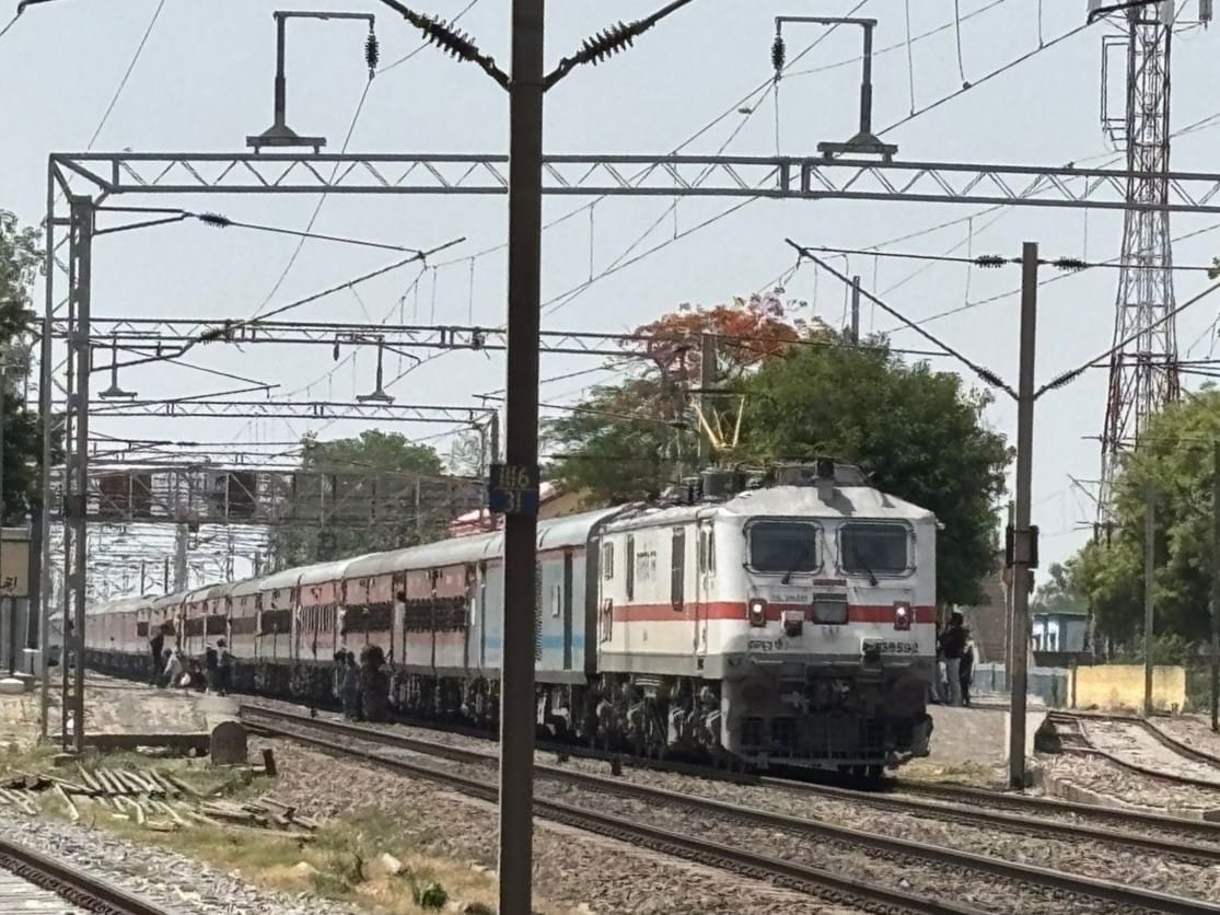 फोटो-15- क्रॉसिंग पर खड़ी मालगाड़ी। संवाद