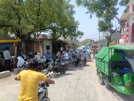 फोटो-15- क्रॉसिंग पर खड़ी मालगाड़ी। संवाद