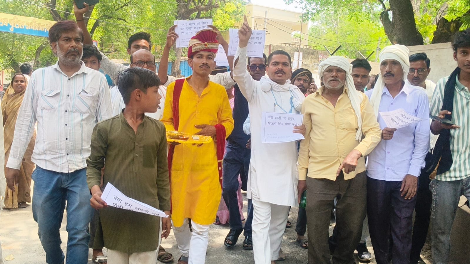 फोटो - 19 बिजली पोल की आरती उतारता दूल्हा व बुंदेलखंड इंसाफ सेना के पदाधिकारी, महिलाएं। संवाद